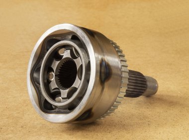 Araba için eşit açısal hızların taşınması. Kahverengi arka plandaki metalik detaylar. Tamir için yeni detaylar.