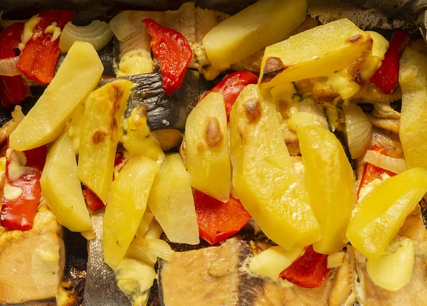 Fisch Mit Kartoffeln Und Paprika Der Pfanne Das Heiße Leckere — Stockfoto