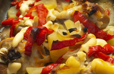 Akşam yemeğinde patates ve biberli tavuk eti. Gurme için beslenmenin lezzetli ürünleri