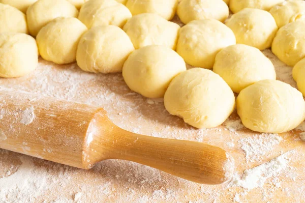 Tahta masa üzerinde un ve test içeren Rolling Pin. Yemek pişirme ürünleri için hazırlama