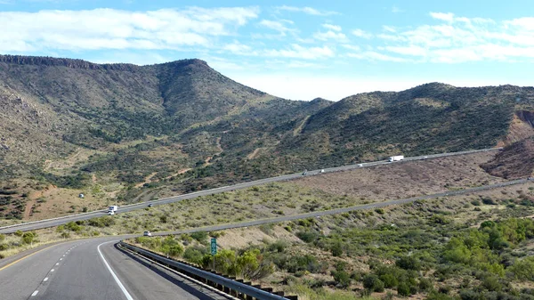 Motorväg i bergigt ökenlandskap — Stockfoto