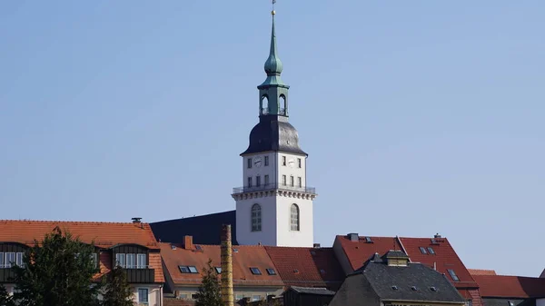Kirchturm über den Dächern — Stockfoto