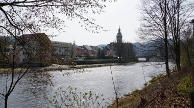 Zschopau River/Belediye Binası ve Saksonya, Almanya, Bahar Zschopau vadide Zschopau nehirde Waldheim evlerinden Sakson şehri,