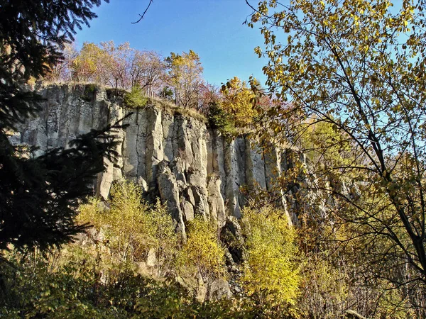 Βράχια Basalt Στα Όρη Ore Στη Σαξονία Γερμανία Πολύχρωμα Δέντρα — Φωτογραφία Αρχείου