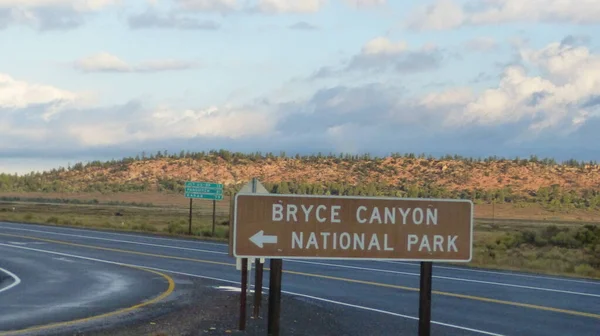 犹他州的一条路上有一个通往布莱斯峡谷国家公园的标志 图库图片