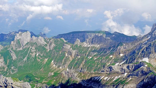 Nézzetek Saentis Tetejétől Alpstein Massif Meredek Sziklafalaiig Hómezők Felhős — Stock Fotó