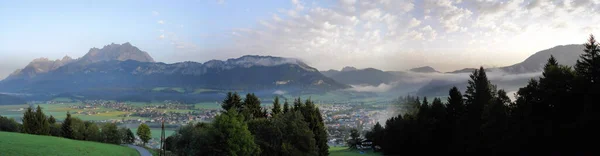 Foto Panoramica San Giovanni Tirolo Austria Mattino Cielo Azzurro Nebbie — Foto Stock