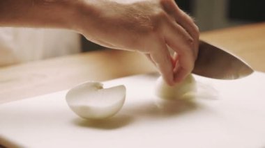 Adam doğrama yay yemek pişiriyor. Yakın çekim