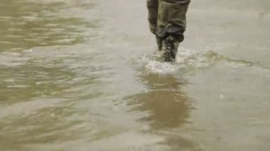 Bir asker haki botlarla gider