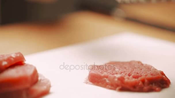 Cook matlagning kött — Stockvideo