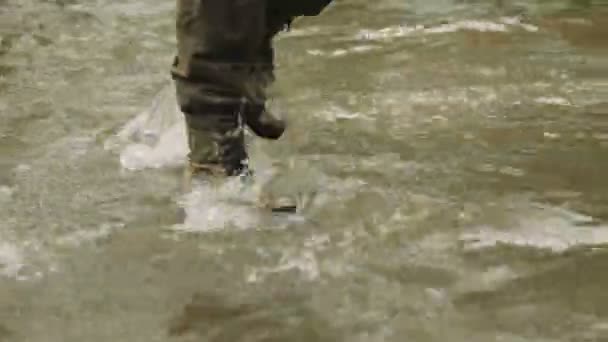 Um pescador vai de botas do exército — Vídeo de Stock