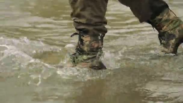 Um pescador vai de botas do exército — Vídeo de Stock