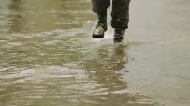 Muž chodí v botách kamufláž — Stock video