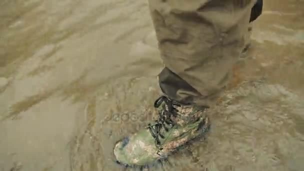 A man goes in army boots — Stock Video