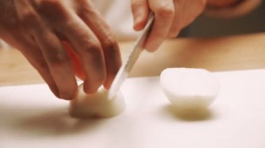 Bir bıçak ile kesmek bir soğan yemek
