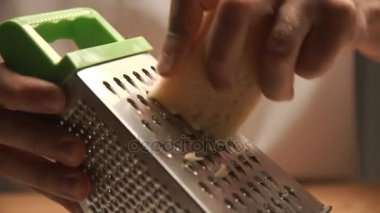 Izgara peynir kesme tahtası üzerinde aşçıdır. Portre