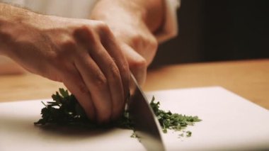 Mutfak masasında yemek hazırlanıyor. Yakın çekim