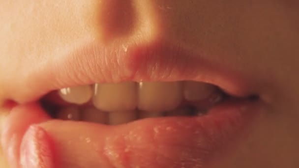 Kobieta maluje usta z czerwona szminka. Kobieta jest farby jej usta. zbliżenie — Wideo stockowe