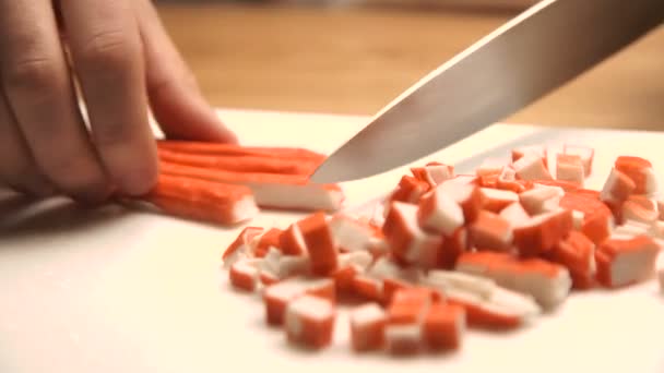 El hombre se está preparando en una tabla de cortar. El concepto de una dieta saludable — Vídeos de Stock