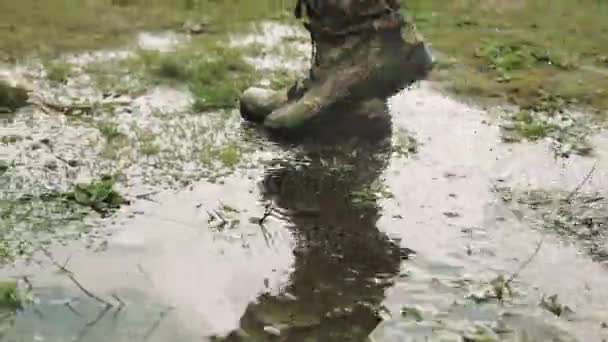 Un hombre va en botas del ejército — Vídeos de Stock