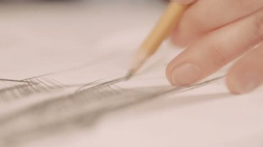 Eller bir kalemle çizin. Moda Tasarımcısı bir stüdyoda çizim. Yakın çekim