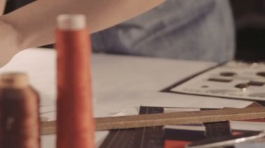 Tasarımcısı, kağıt üzerinde bir çizgi çizer. Kadın çizim ve boya. portre