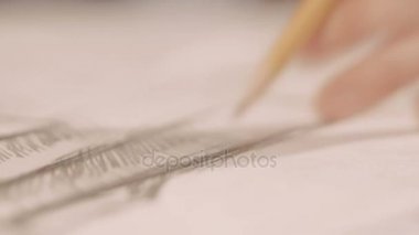 El desen çizimi kadınların. Tasarımcısı, kağıt üzerinde bir çizgi çizer. Yakın çekim