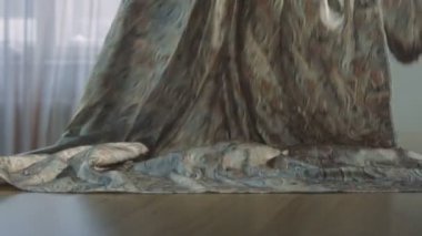Kadın ipek kumaş sallıyor. Doku geliştirmektedir. Ağır çekim