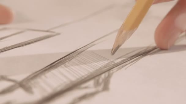 Femme dessine un crayon sur papier. Gros plan — Video