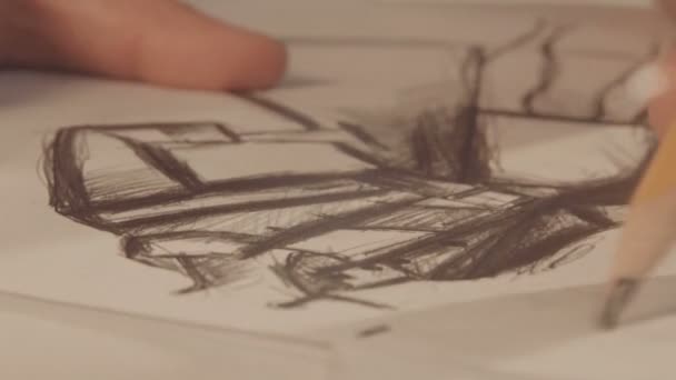 手拿着一支铅笔。时装设计师绘制在一个工作室。关闭 — 图库视频影像