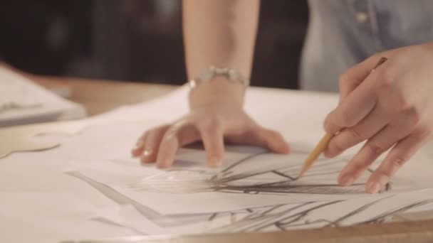 Il designer disegna una linea sulla carta. Disegno e pittura delle donne. vicino — Video Stock