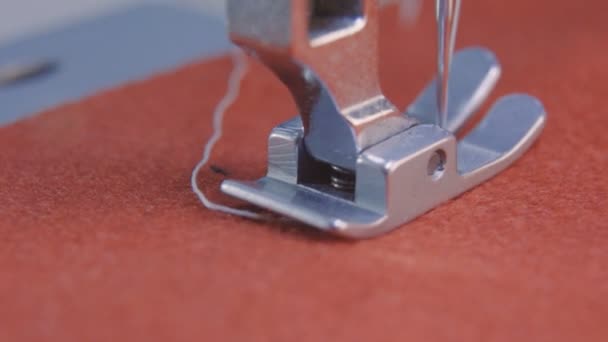 La aguja de coser de la máquina de coser cose la tela. Máquina de coser de cerca — Vídeos de Stock