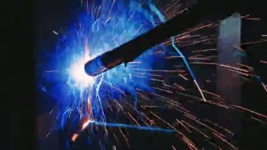 Endüstriyel Robot kol. Mekanik yordam kaynak otomasyon. Portre