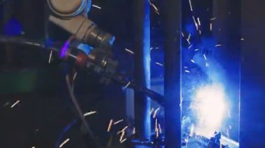 Kaynak fabrikası. Endüstriyel Robot kol. Yakın çekim