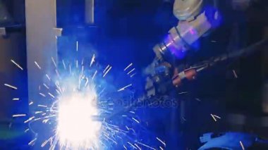 Kaynak otomasyon. Endüstriyel Robot kol etkin fabrika. Yakın çekim