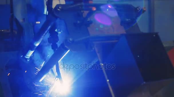 Industriële robotarm actief in fabriek. Automatisering lassen. Closeup — Stockvideo