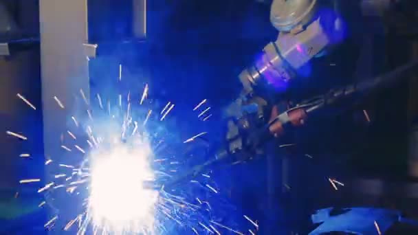 Автоматическая сварка. Рука промышленного робота работает на заводе. Закрыть — стоковое видео