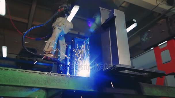 Рука промышленного робота работает на заводе. Автоматическая сварка. Крупный план — стоковое видео