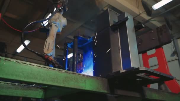 Bras industriel Robot actif en usine. Soudage automatique. Gros plan — Video