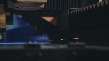 Laser kesim sac ile kıvılcım. Yakın çekim