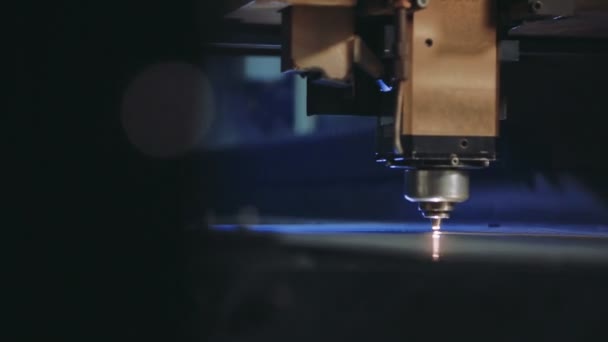 Découpe laser de tôle avec étincelles. Gros plan 