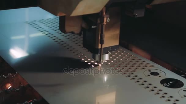 Taglierina laser industriale con scintille. Da vicino. — Video Stock