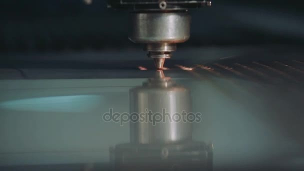 CNC Laser découpe l'acier métallique avec le programme, la technologie industrielle. Gros plan 