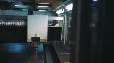 Endüstriyel robot lazer kesici metal parçalar hassas keser. bilgisayar cnc