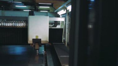 Endüstriyel lazer kesici ile kıvılcım. CNC