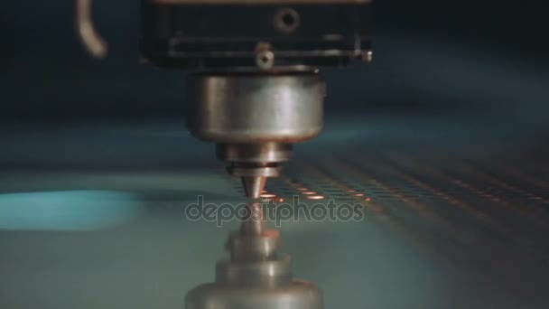 Coupe laser industriel avec étincelles. Gros plan 