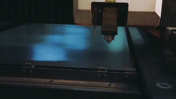 Industriella laserskärare med gnistor. CNC — Stockvideo