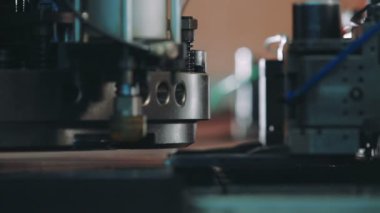 Sac metal makine aleti fabrika üzerinde baskı. Yakın çekim