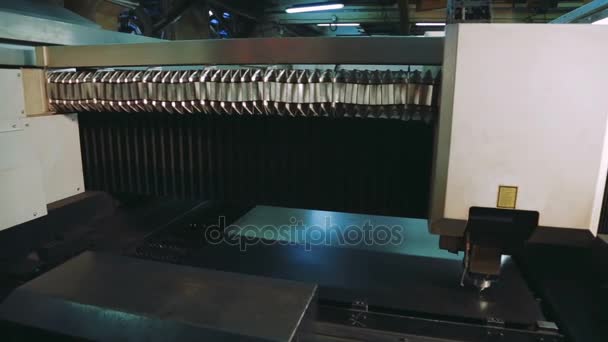 Macchina laser per la lavorazione dei metalli. Tecnologia di lavorazione dei metalli di taglio. computer cnc — Video Stock