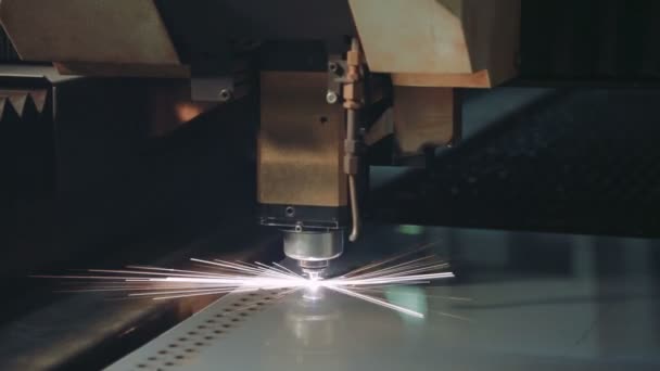 Laserdrehmaschine funkt Metall. Nahaufnahme — Stockvideo